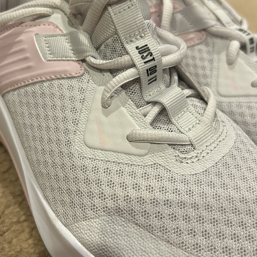 Nike - Picture 2 of 7